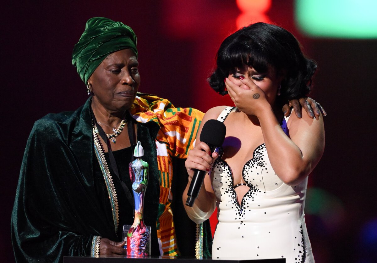 Raye átveszi az év albuma díjat a "My 21st Century Blues"-ért a nagymamával, Agatha Dawson-Amoah-val a színpadon a BRIT Awards 2024 díjátadón az O2 Arénában, Londonban, Angliában 2024. március 2-án.