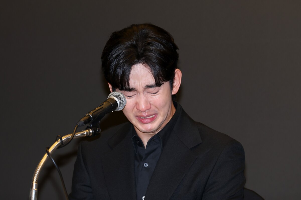 Szöul, Dél-Korea - március 31.: Kim Soo-Hyun dél-koreai színész összeomlik és sír a Stanford Hotelben tartott sajtótájékoztatóján 2025. március 31-én Szöulban, Dél-Koreában. (Fotó: )