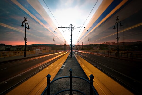 Kivel ülnél szemben azokon az emelvényes üléseken, ahonnan mindenki olyan jelentéktelennek és szánalmasnak látszik, amint fogja a kapaszkodót?