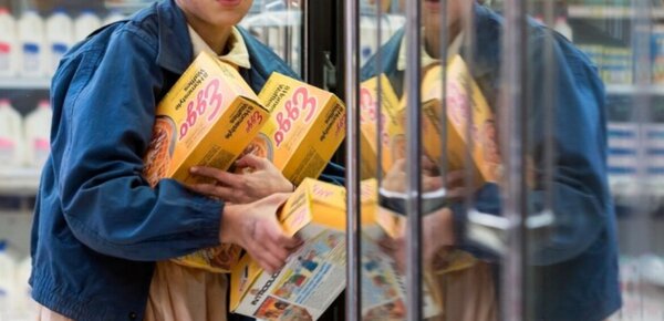 Valaki nagyon szereti az Eggót. Ki lopkodhat gofrit a szupermarket hűtőjéből?