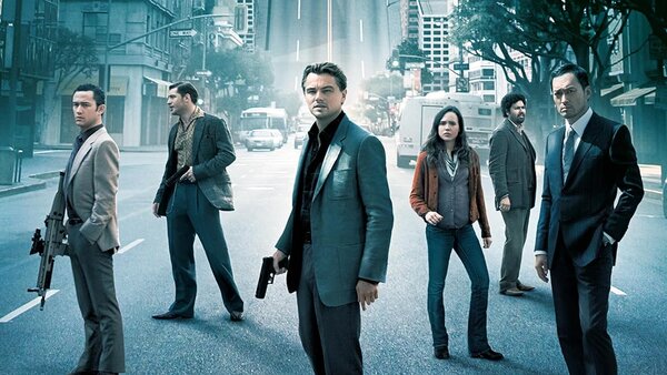 Leonardo DiCaprio, Tom Hardy és Cillian Murphy is szerepelt Christopher Nolan látványos sci-fi thrillerében, az Eredetben. Melyik évben mutatták be a filmet? 