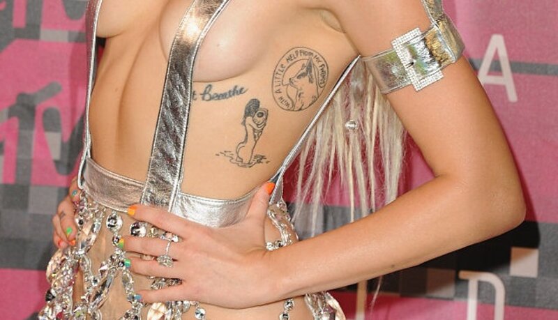 A képen látható énekesnőnek ma már sokkal több tetoválása van, többek között találhatunk egy Vegemite nevű ausztrál zöldségkrémet is egyik karjára varrva, amit egykori férje miatt tetováltatott fel. Vajon kiről van szó? 