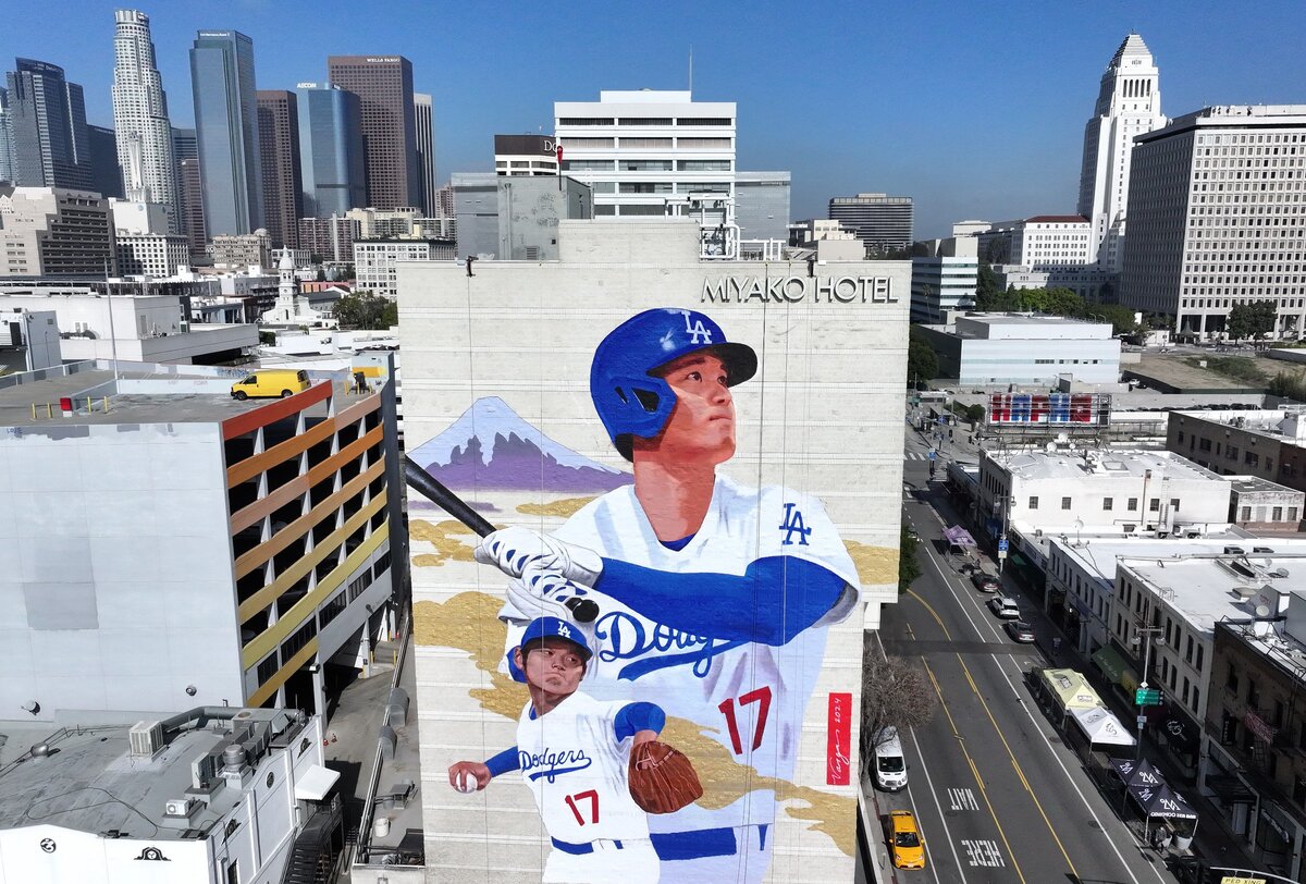 Légi felvétel a Los Angeles Dodgers sztárját, Shohei Ohtanit ábrázoló új falfestményről, amelyet Robert Vargas művész készített a Little Tokyo negyedben lévő Miyako Hotelen 2024. március 28-án, Los Angelesben, Kaliforniában. Ohtani a tervek szerint ma játszik a Dodgers nyitónapi mérkőzésén a St. Louis Cardinals ellen a korábbi tolmácsát, Ippei Mizuharát érintő szerencsejáték-botrány közepette. (Fotó: Mario Tama/Getty Images)