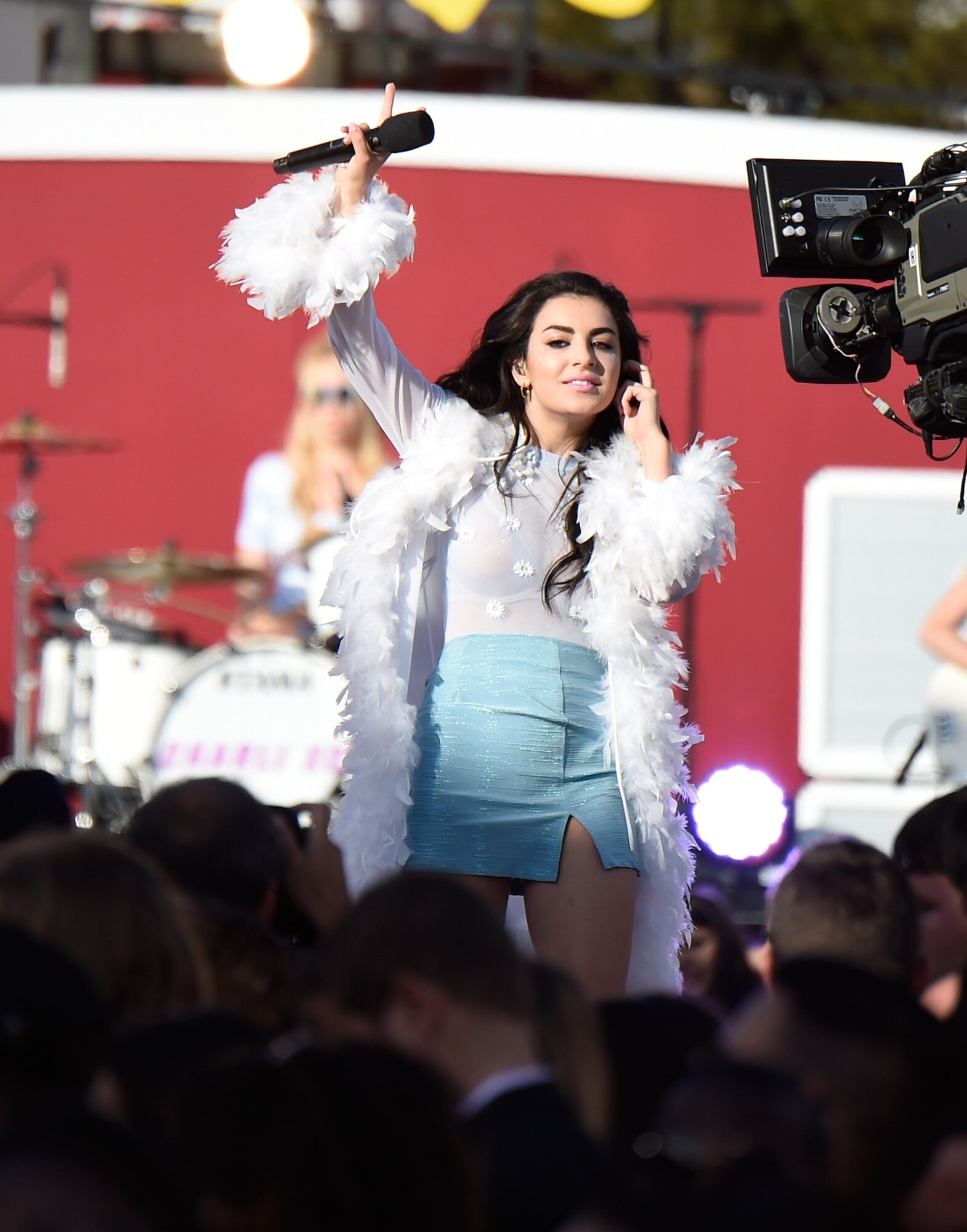 INGLEWOOD, Kalifornia - augusztus 24.: Charli XCX fellép a színpadon a 2014-es MTV Video Music Awards díjátadón a kaliforniai Inglewoodban, a The Forumban 2014. augusztus 24-én. (Fotó: Kevin Mazur/MTV1415/WireImage)