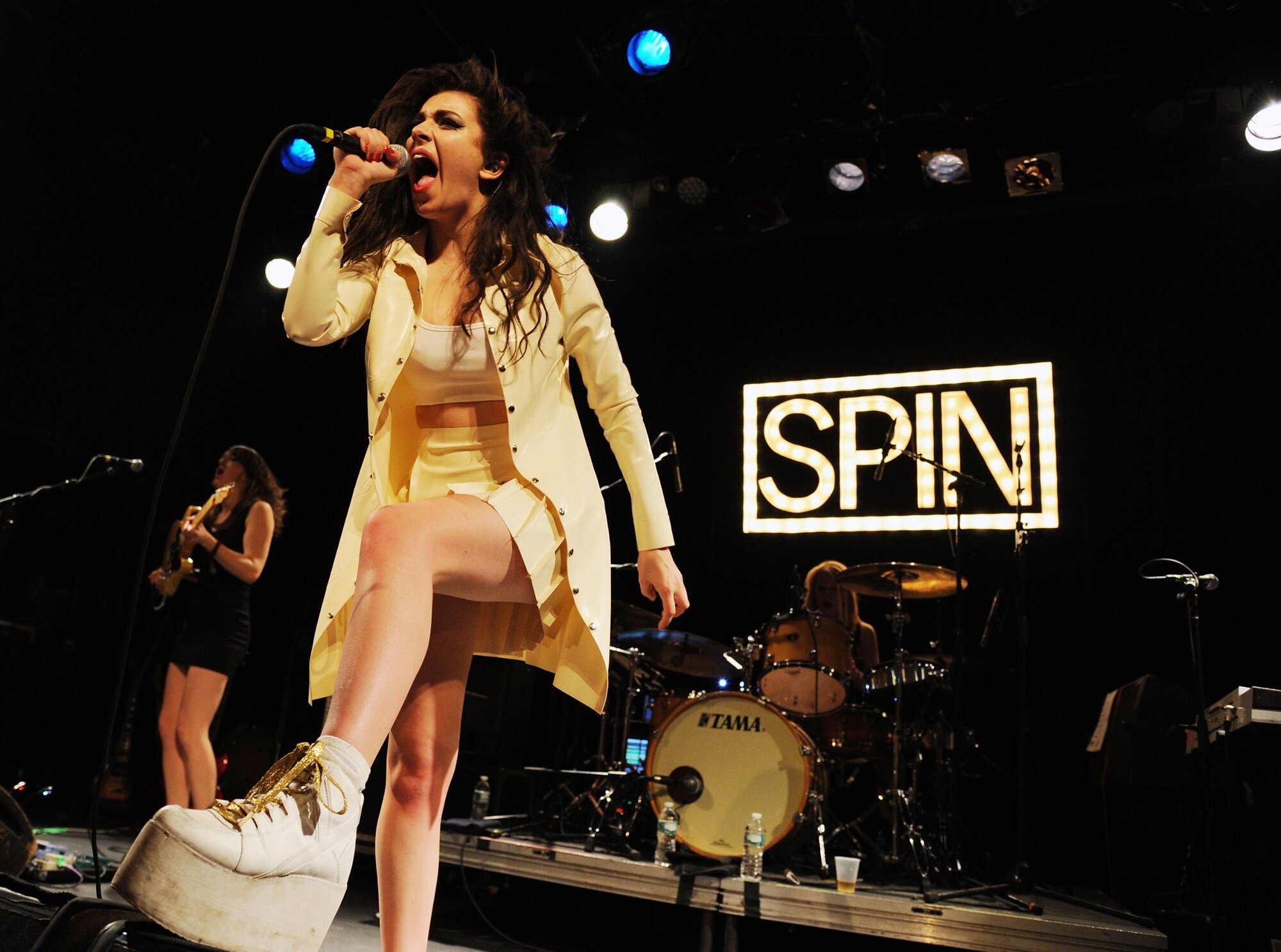 Charli XCX fellép a Spin's Year In Music 2013 Celebration rendezvényén a Music Hall of Williamsburgben 2013. december 10-én New Yorkban.