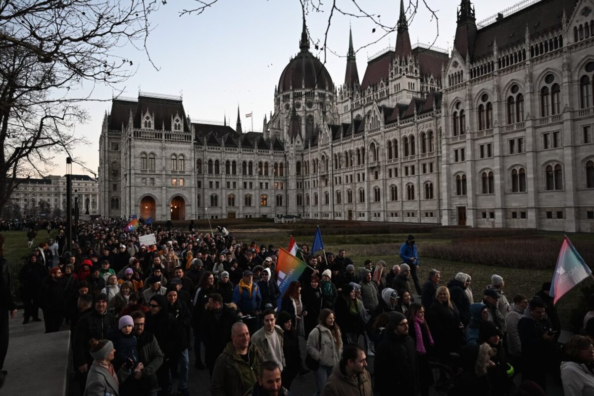 Kedd délután a Parlament előtt kezdődött a Momentum tüntetése a Pride betiltását lehetővé tevő jogszabály megszavazása ellen. A demonstráció a Margit hídnál folytatódott, és csak este tíz után ért véget. A helyszínről készült képekből válogattuk össze a legizgalmasabbakat.