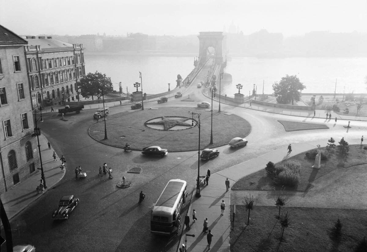 A Clark Ádám tér és a Széchenyi Lánchíd 1954-ben