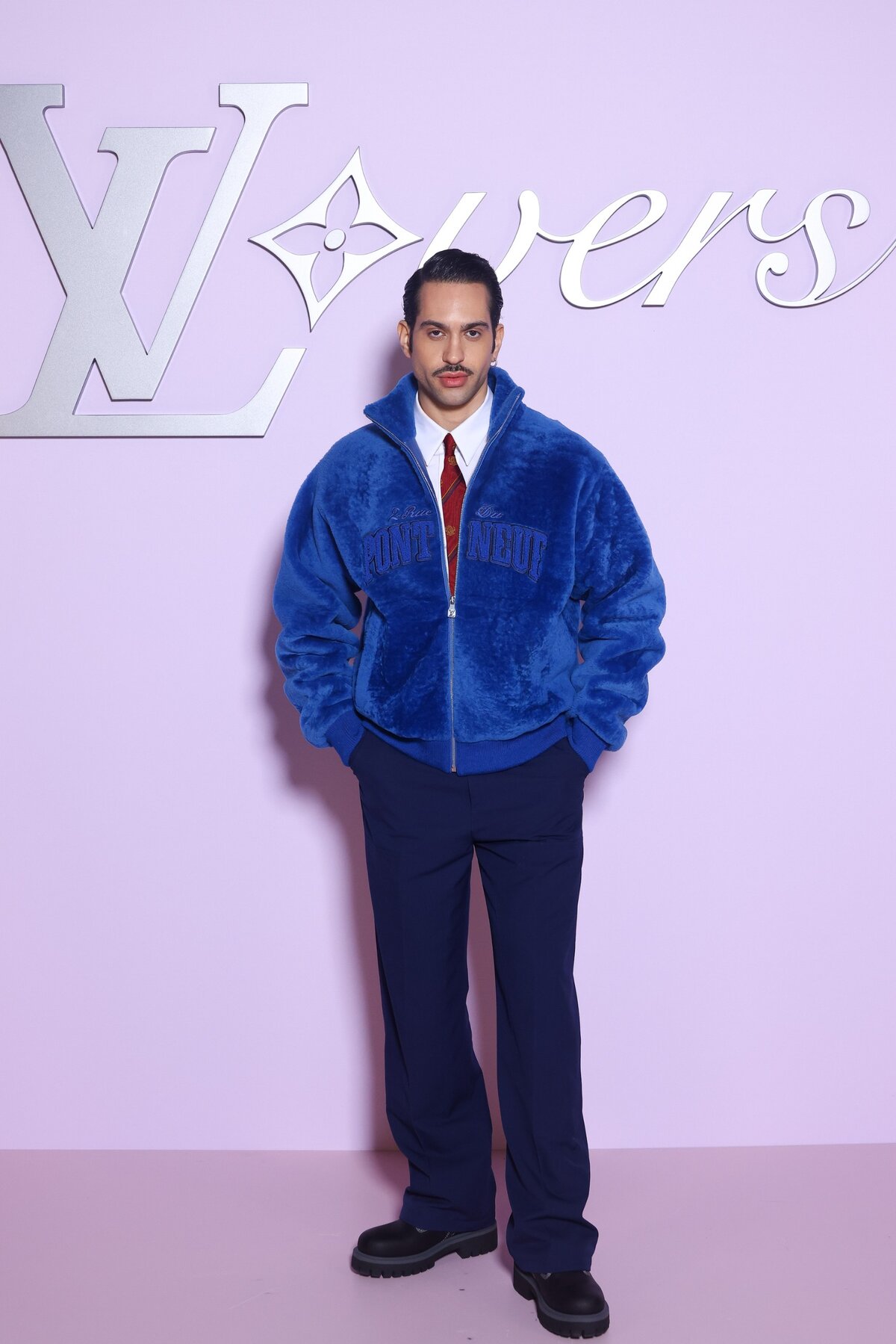 Mahmood részt vesz a Louis Vuitton Menswear Fall-Winter 2025/2026 bemutatóján a Párizsi Divathét keretében 2025. január 21-én, Párizsban, Franciaországban. (Fotó: Marc Piasecki/WireImage)