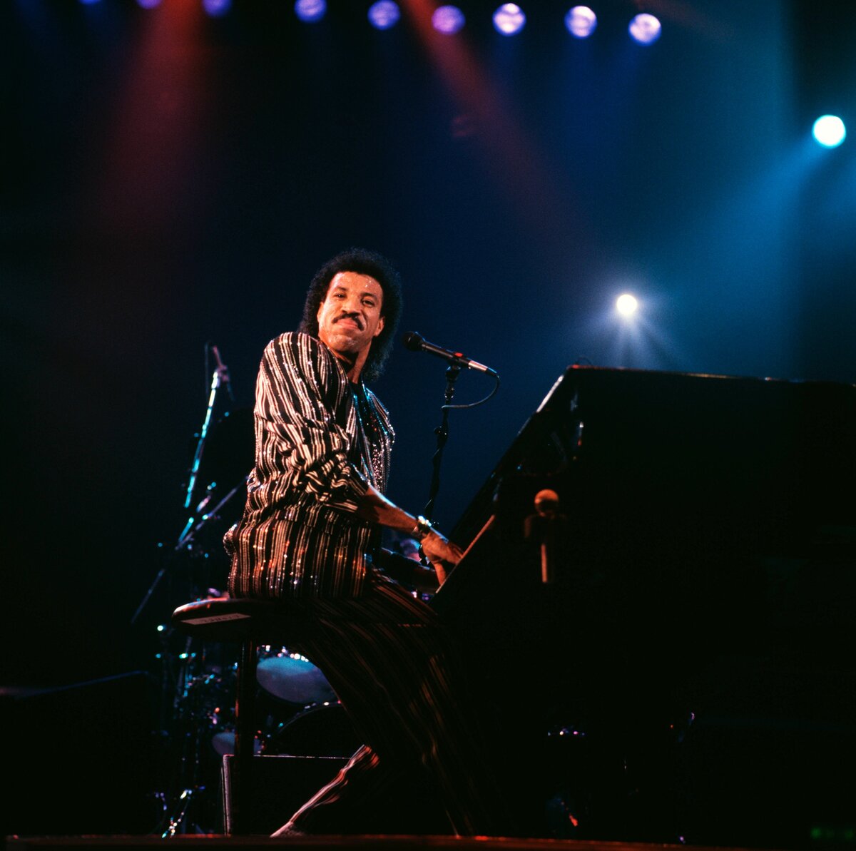 Lionel Richie egy 1987-es koncerten a londoni Wembley-stadionban.