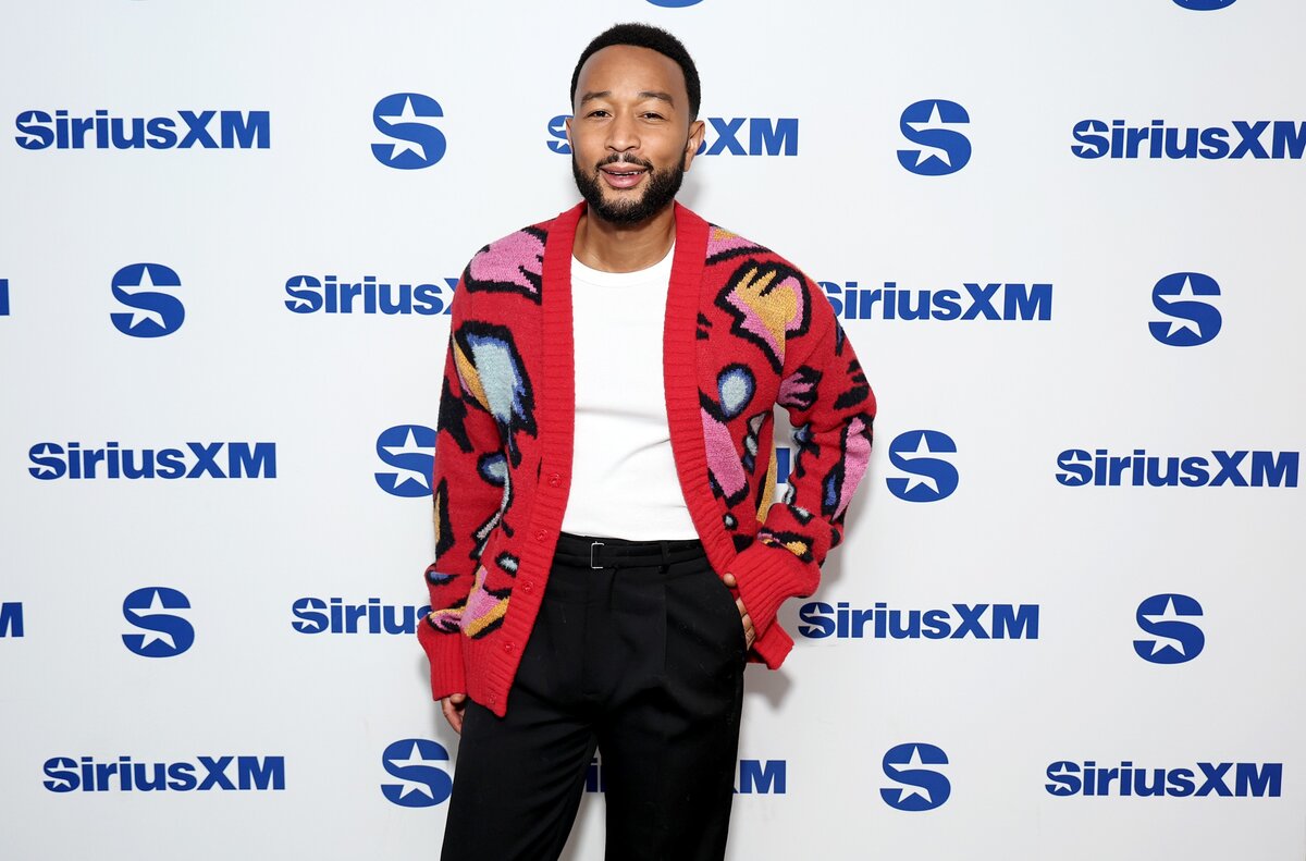 John Legend szeptemberben a SiriusXM stúdiójában egy funky kardigánban