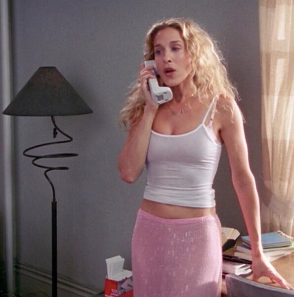 Melyik újságba írja Carrie Bradshaw rovatait?
