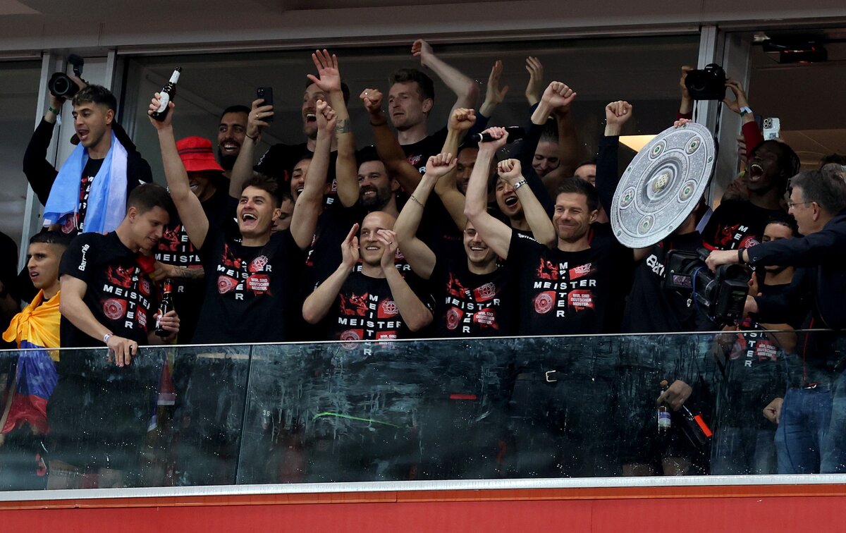 Xabi Alonso és játékosai ünneplik a Bayer Leverkusen történetének első bajnoki címét