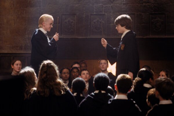Draco Malfoy a sorozat második rész párbajszakkör-jelenetében rászór egy rontást Harryre, amitől az vadul táncolni kezd. Az ötödik részben Neville Longbottom ugyanennek hatására ejti el a próféciát a Mágiaügyi Minisztériumban. Melyik rontás ez?
