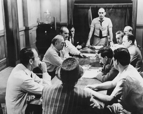 Hány, és milyen hangulatú ember ül az esküdtszéki szobában Sidney Lumet első nagyjátékfilmes rendezésében?