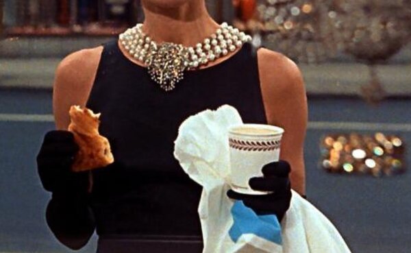 A képen látható Givenchy-ruha a második legdrágábban elárverezett ruha lett a filmtörténelemben. De melyik filmben láthattuk?