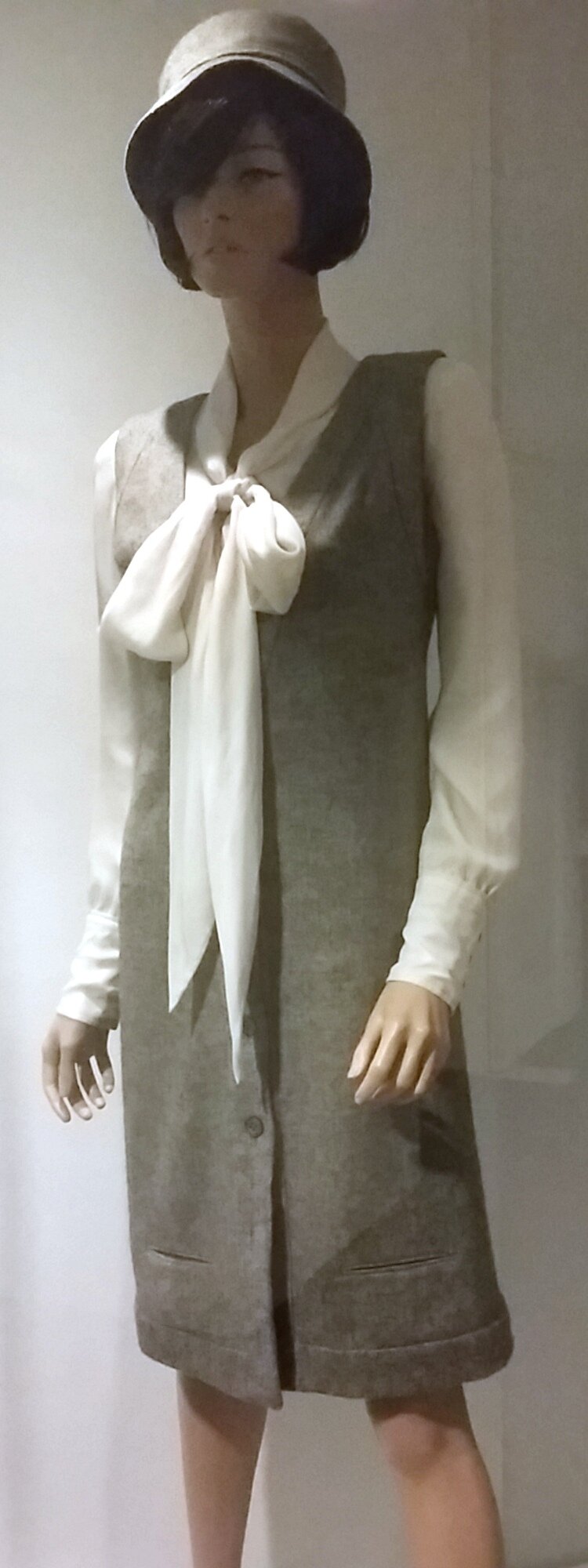 Mary Quant, brit divattervező alkotásai a londoni Victoria and Albert Múzeumban.