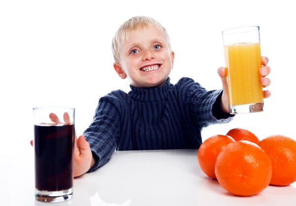 Fél liter kólában vagy fél liter narancslében van több kalória? 