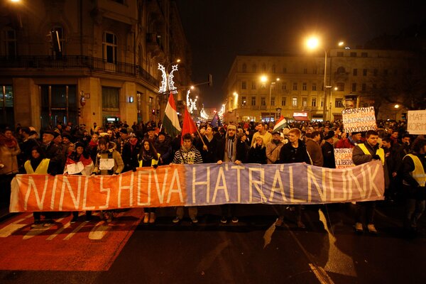 Melyik budapesti emlékmű vagy épület volt szimbolikus része a 2014-es internetadó elleni tüntetéseknek?
