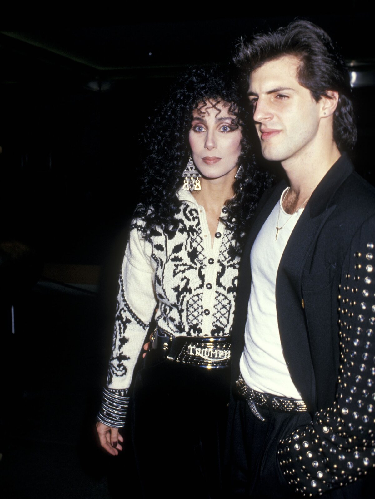NEW YORK CITY - DECEMBER 1: Cher énekesnő és Rob Camilletti barátja részt vesz a „Moonstruck” New York-i premierjén 1987. december 1-jén a New York-i Modern Művészetek Múzeumában. (Fotó: Ron Galella/Ron Galella Collection via Getty Images)