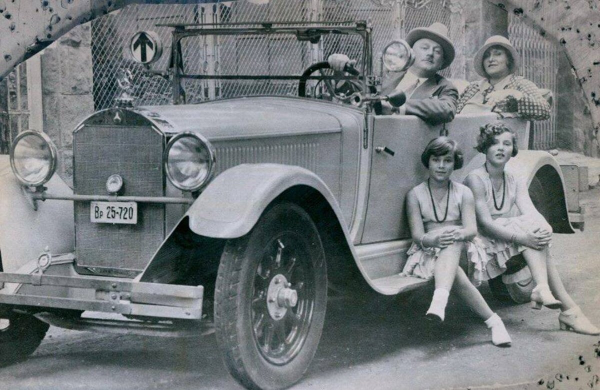Egy fotó a kis Zsazsáról és Éváról apukájuk szép, vadonatúj Mercedes-Benz kocsija mellett. Exkluzív kép a családi archívumból, Gábor Márton engedélyével.