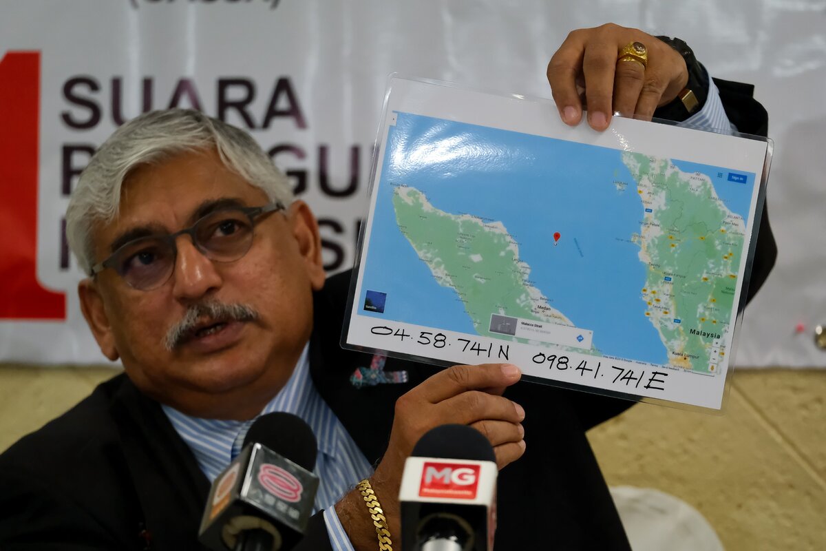 SUBANG JAYA, MALAJZIA - JANUÁR 16 : Dr. Jacob George, a CASSA malajziai elnöke mutatja a Malaysia Airlines MH370-es járat feltételezett lezuhanási helyének koordinátáit egy sajtótájékoztató során a malajziai Subang Jaya-ban, Kuala Lumpur külvárosában 2019. január 16-án. Rusli és legénységének tagjai, akik azt állítják, hogy 2014. március 8-án reggel a lezuhanás közelében voltak, azt állítják, hogy a repülőgép lezuhanása előtt egy sérült repülőgépet, fekete füstöt és savas füstszagot láttak. A CASSA malajziai civil szervezet, Dr. Jacob George hivatalosan elküldi a bizonyítékokat Mahathir Mohamad malajziai miniszterelnöknek. A helyi hírek szerint a malajziai kormány a lezuhanás helyszínének megtalálására tett többéves kísérletek után leállította a nyomozást, miután elismerte, hogy nem tudja, mi történt a repülőgéppel. (Fotó: Mohd Samsul Mohd Said/Getty Images)