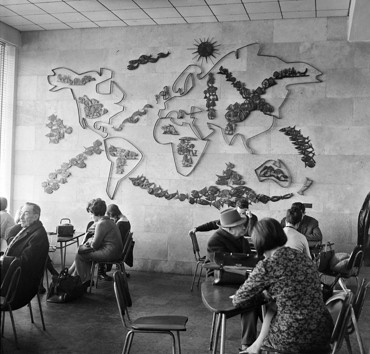 A debreceni Nagyállomás, kultúrváróterem, a falon a Világtérkép című kompozíció (Percz János, 1961)