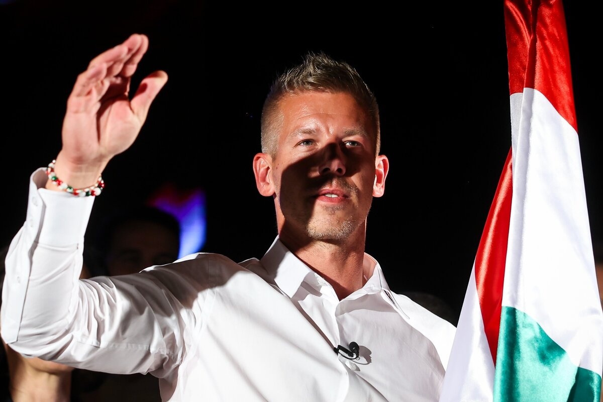 Magyar Péter, a Tisza Párt alelnöke, európai parlamenti listavezetője a párt európai parlamenti és önkormányzati választási eredményváró rendezvényén a budai alsó rakparton 2024. június 10-én.