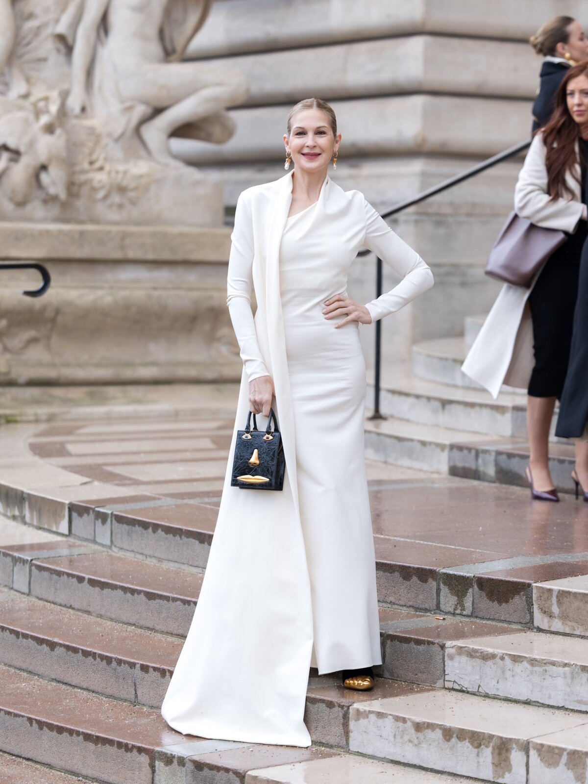 Párizs, Franciaország - JANUÁR 27.: Kelly Rutherford részt vesz a Schiaparelli Haute Couture 2025 tavaszi-nyári bemutatóján a Párizsi Divathét keretében 2025. január 27-én Párizsban, Franciaországban. (Fotó: )