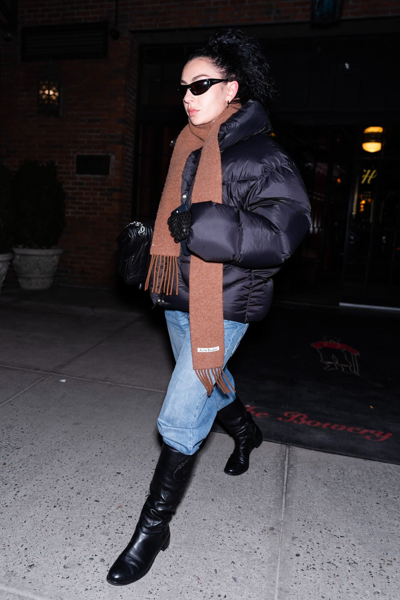 NEW YORK, NEW YORK - FEBRUÁR 21.: Charli XCX a West Village-ben látható 2024. február 21-én New Yorkban. (Fotó: Gotham/GC Images)