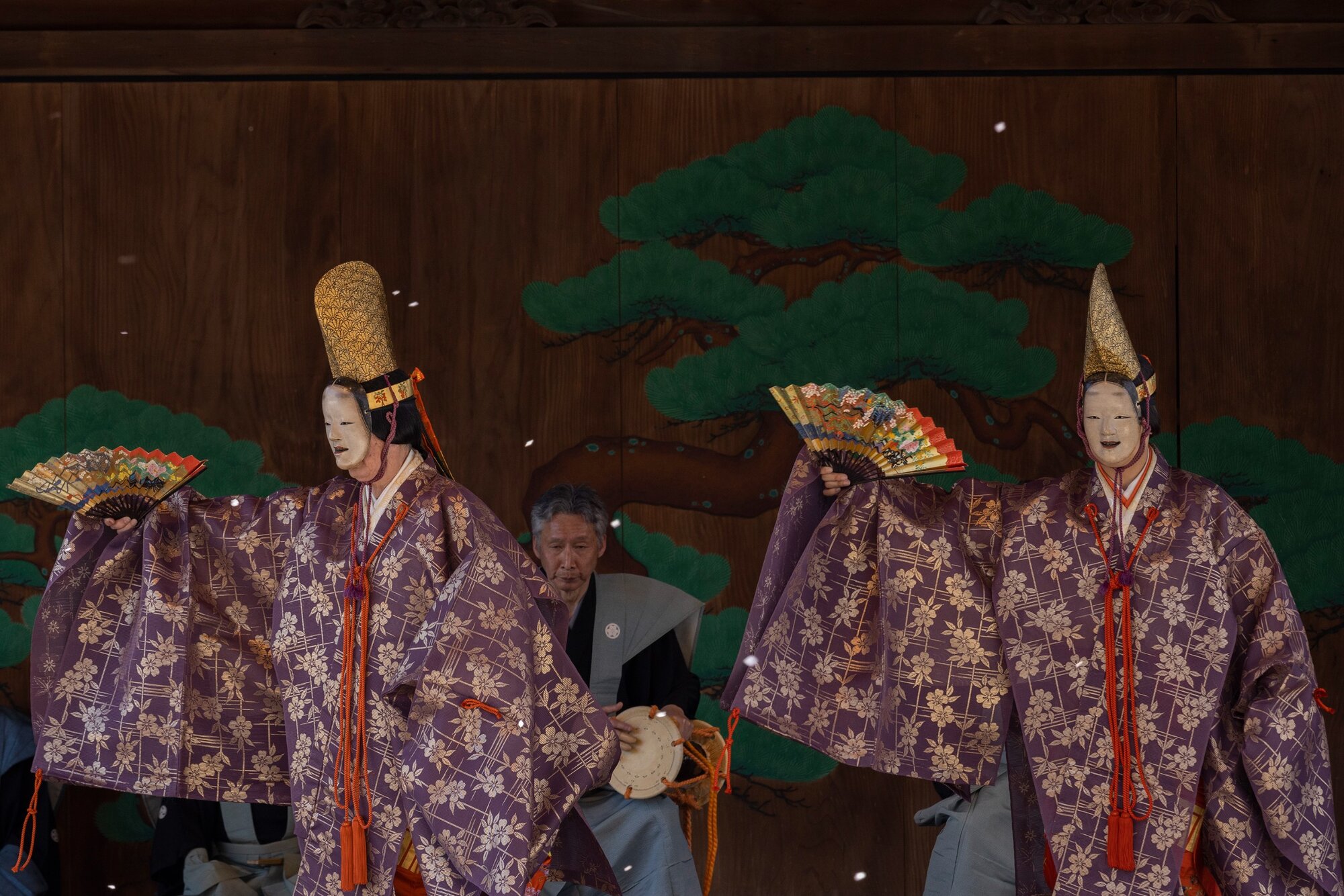 Hivatásos nó drámajátékot adnak elő a Kaszuga Sinto szentély hagyományos szabadtéri színpadán.