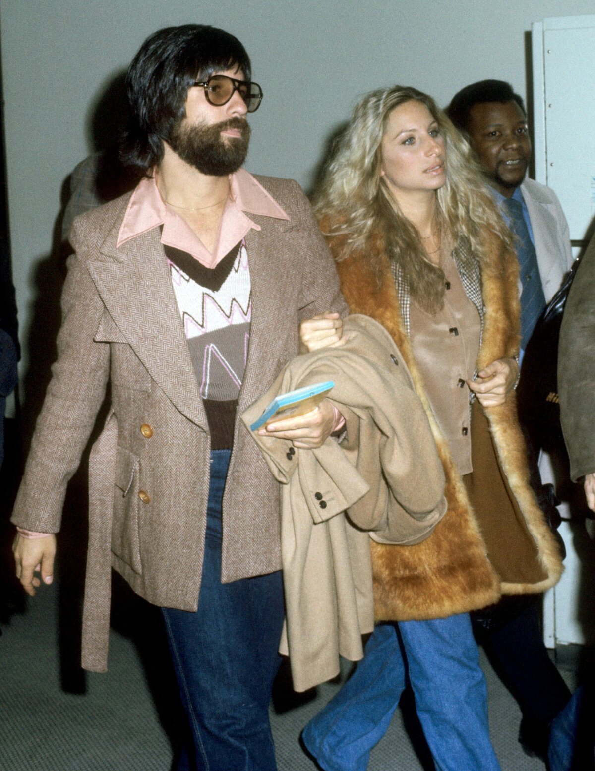 Jon Peters és Barbra Streisand a New York-i Barbra Streisand-látogatás során - 1975. október 1. a New York-i JFK repülőtéren, New York City, Egyesült Államok. (Fotó: Tom Wargacki/WireImage)