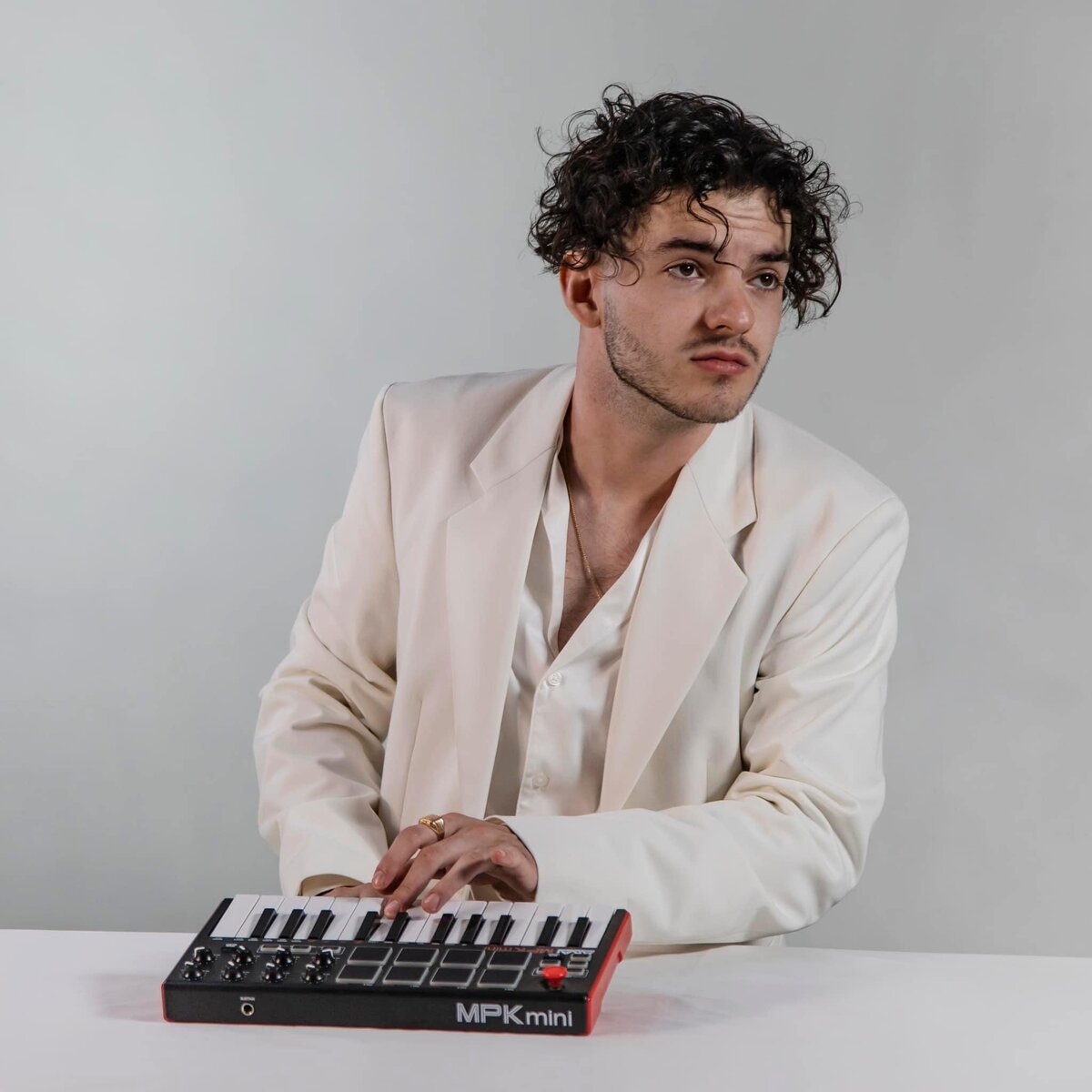 Azahriah elhagyja Magyarországot | REFRESHER.hu Azahriah elhagyja Magyarországot | REFRESHER.hu