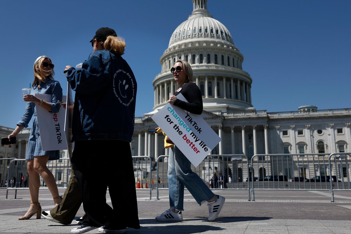 TikTokerek tüntetnek a Capitolium előtt a platform betiltása ellen 2024. április 23-án