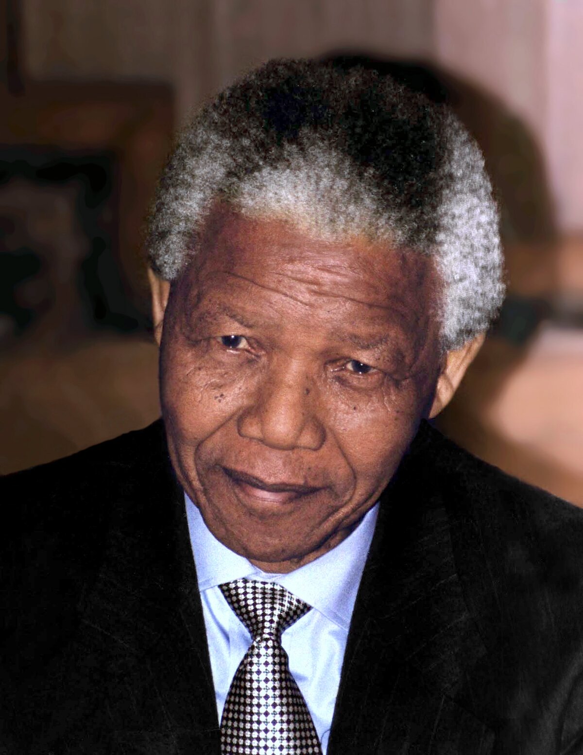 Nelson Rolihlahla Mandela, a Dél-afrikai Köztársaság első feketebőrű elnöke volt, aki munkájával rendkívül sokat tett a faji megkülönböztetés ellen.
