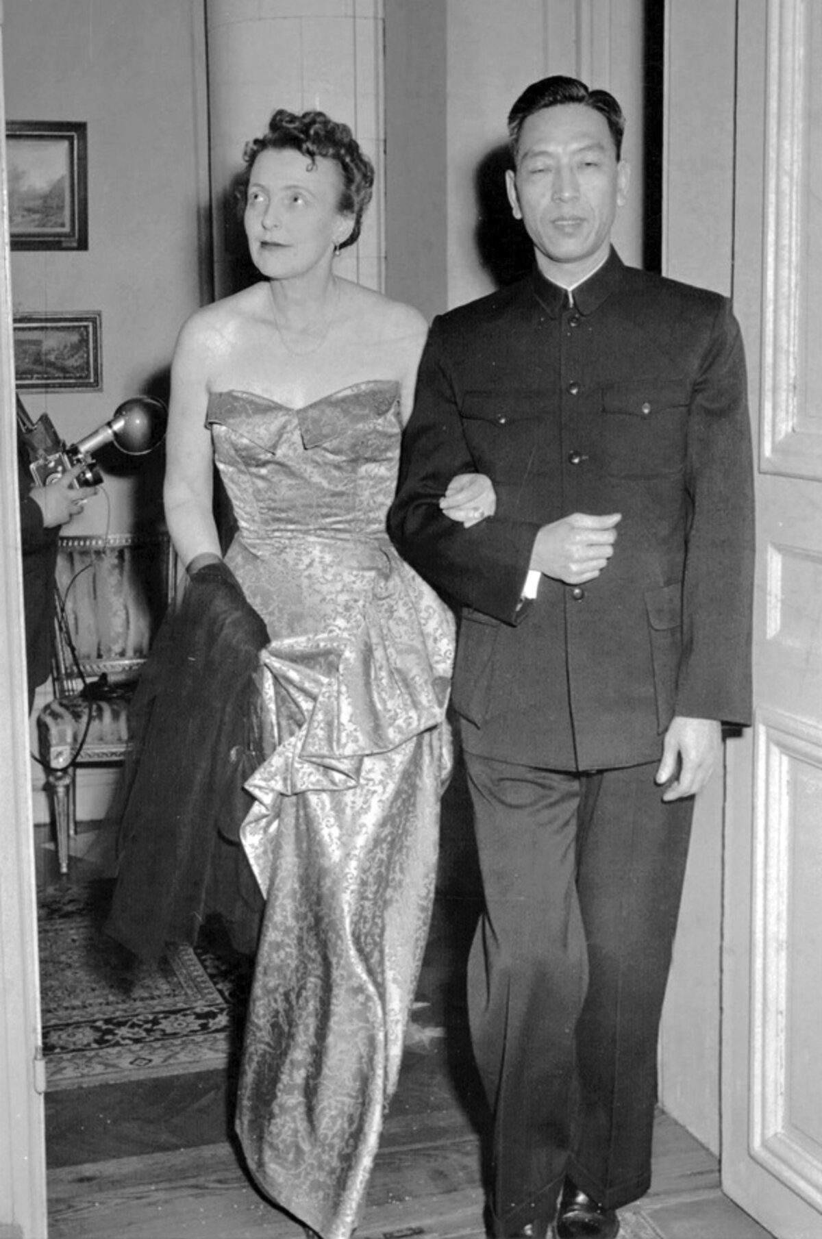 Geng Biao és Greta Belfrage, a svéd külügyminisztérium helyettes kabinettitkárának, Leif Belfrage feleségével egy diplomáciai vacsorán Blasieholmenben 1955. február 19-én.
