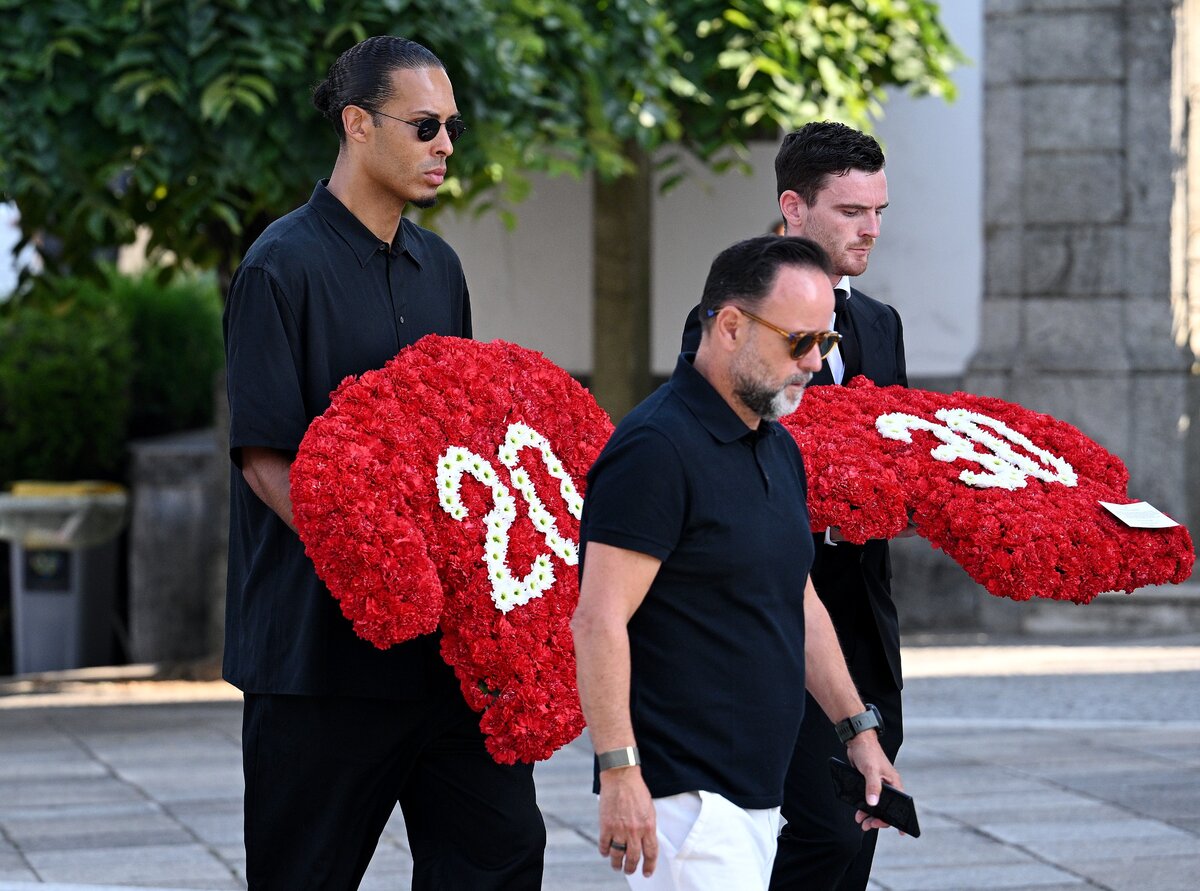 Jota liverpooli csapattársai, Virgil van Dijk és Andy Robertson vitték a virágcsokrokat a portugál játékos temetésén