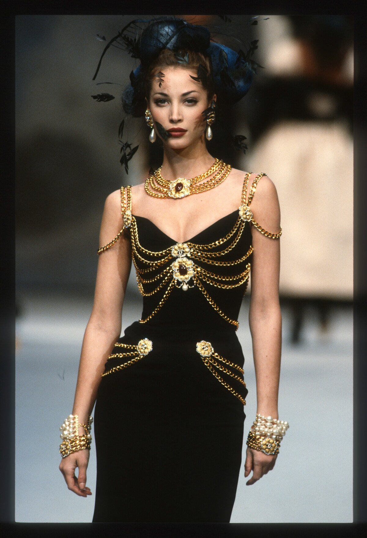 Christy Turlington sétál a kifutón a Chanel Haute Couture bemutatóján a Párizsi Divathét 1992-1993 tavasz/nyár részeként 1992 januárjában, Párizsban, Franciaországban.