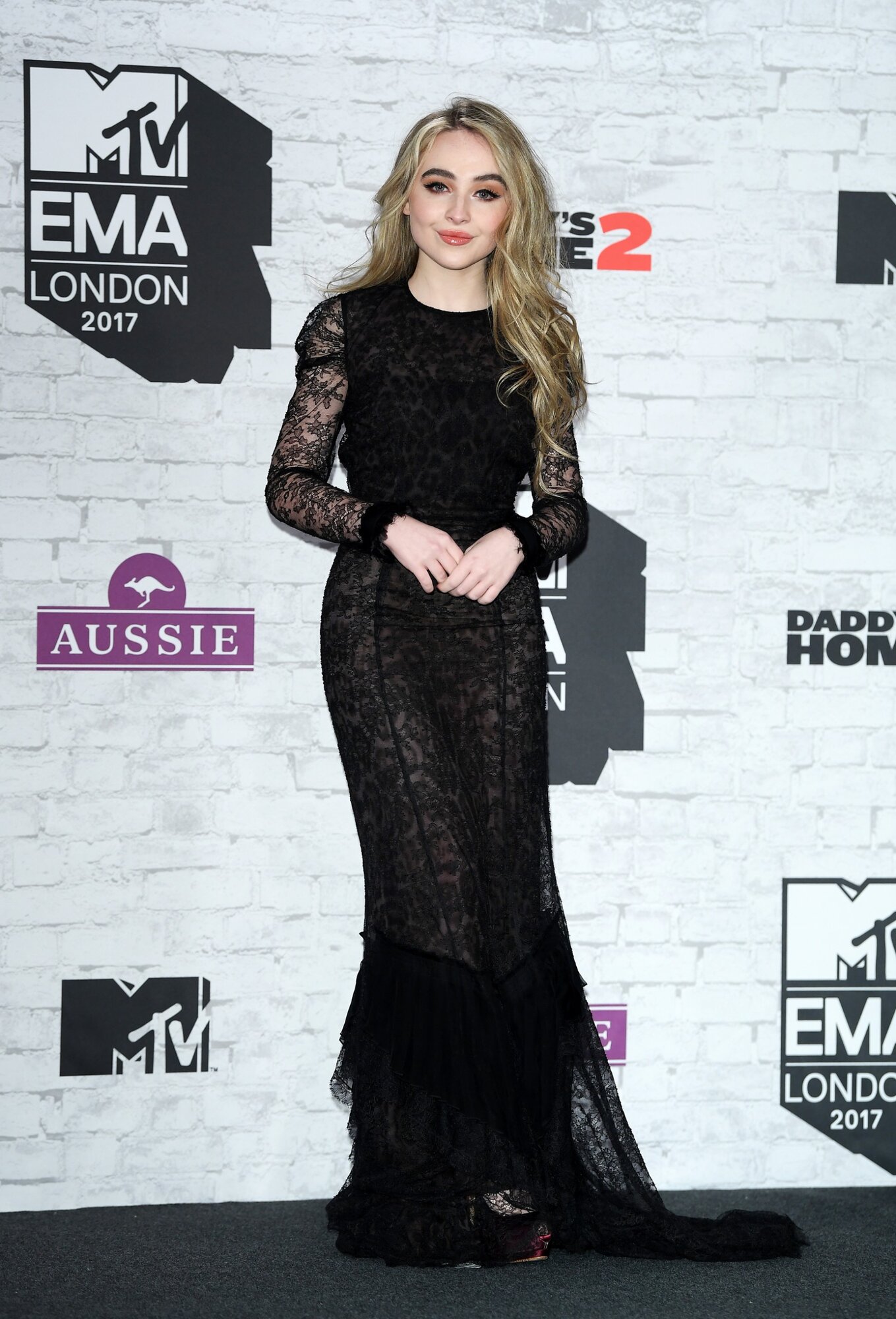 LONDON, ANGOLORSZÁG - NOVEMBER 12.: Sabrina Carpenter pózol a Winners Roomban az MTV EMAs 2017 alatt, amelyet az SSE Arena, Wembley-ben tartottak 2017. november 12-én, Londonban, Angliában. (Fotó: Venturelli/WireImage)