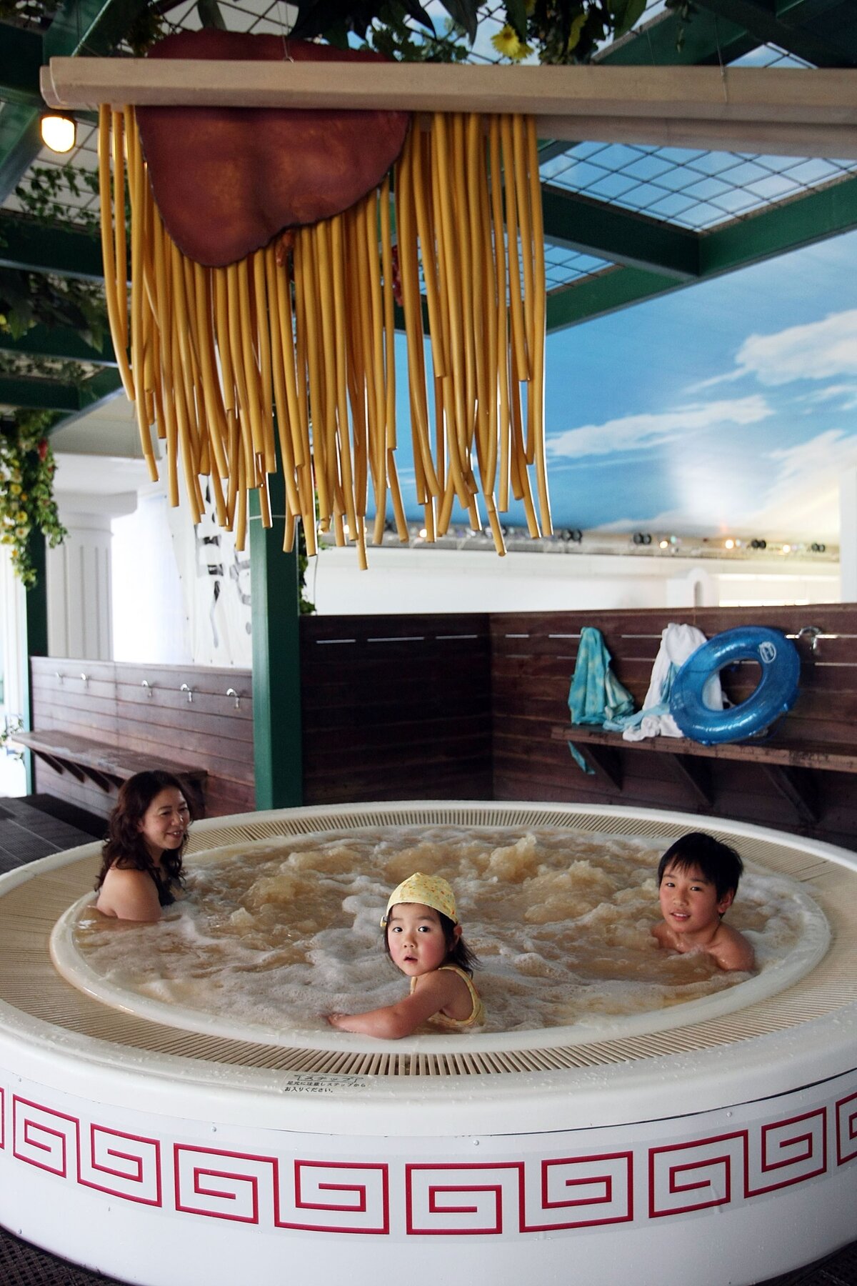 Pihenni vágyók élvezik a tésztaéletet a Hakone Yunessun Spa rámenmedencéiben