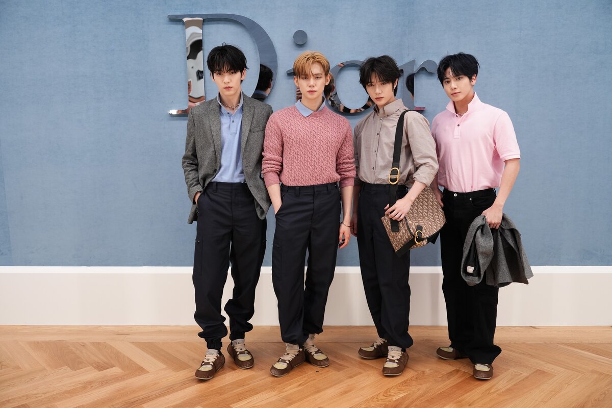 Soobin, Yeonjun, Beomgyu és Taehyun részt vesznek a Dior Homme férfi divatbemutatóján a 2026-os tavaszi/nyári kollekció bemutatásán, a párizsi divathéten, 2025. június 27-én, Párizsban, Franciaországban. (Fotó: )