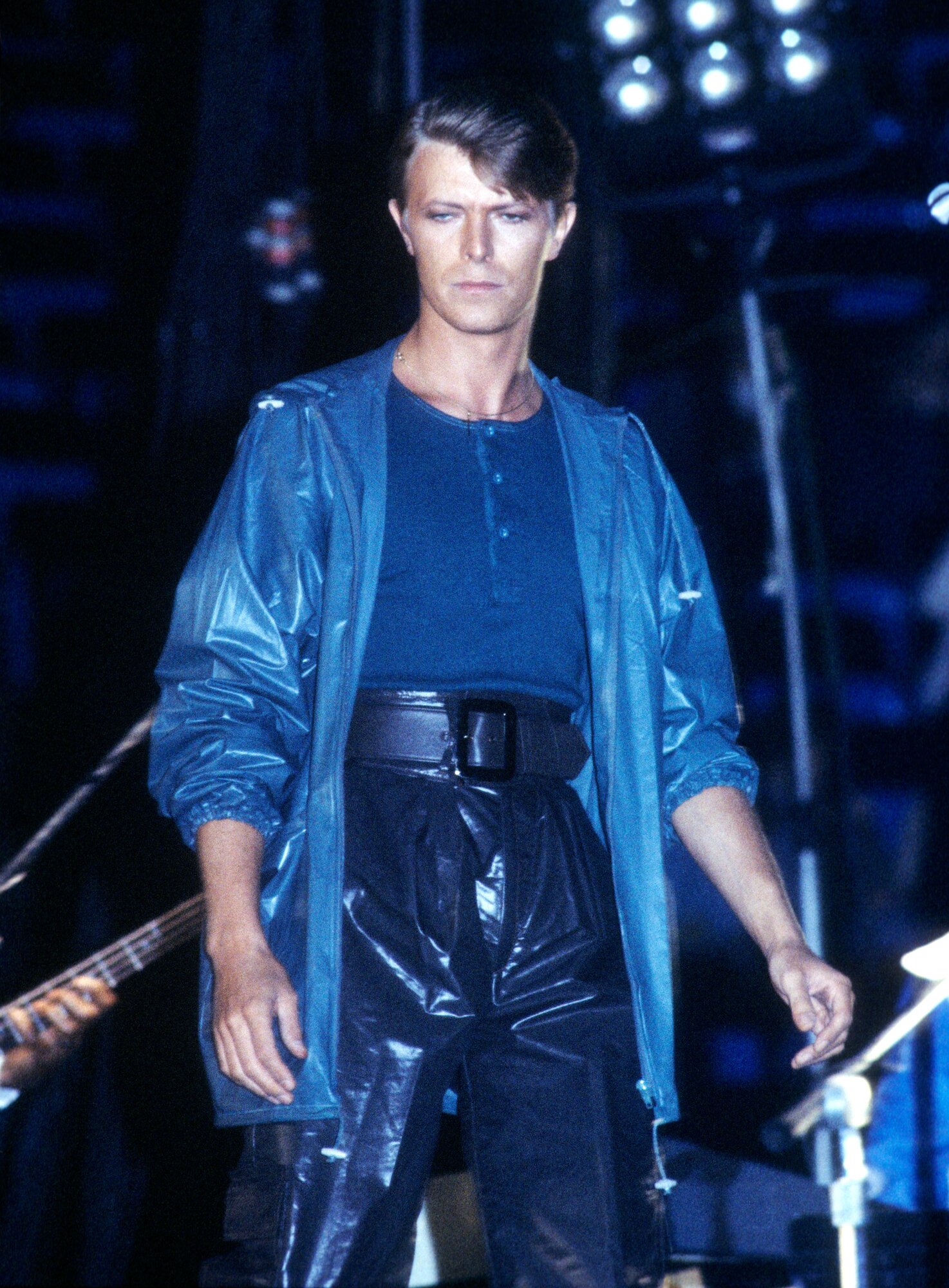 David Bowie fellép az Oakland Coliseumban.