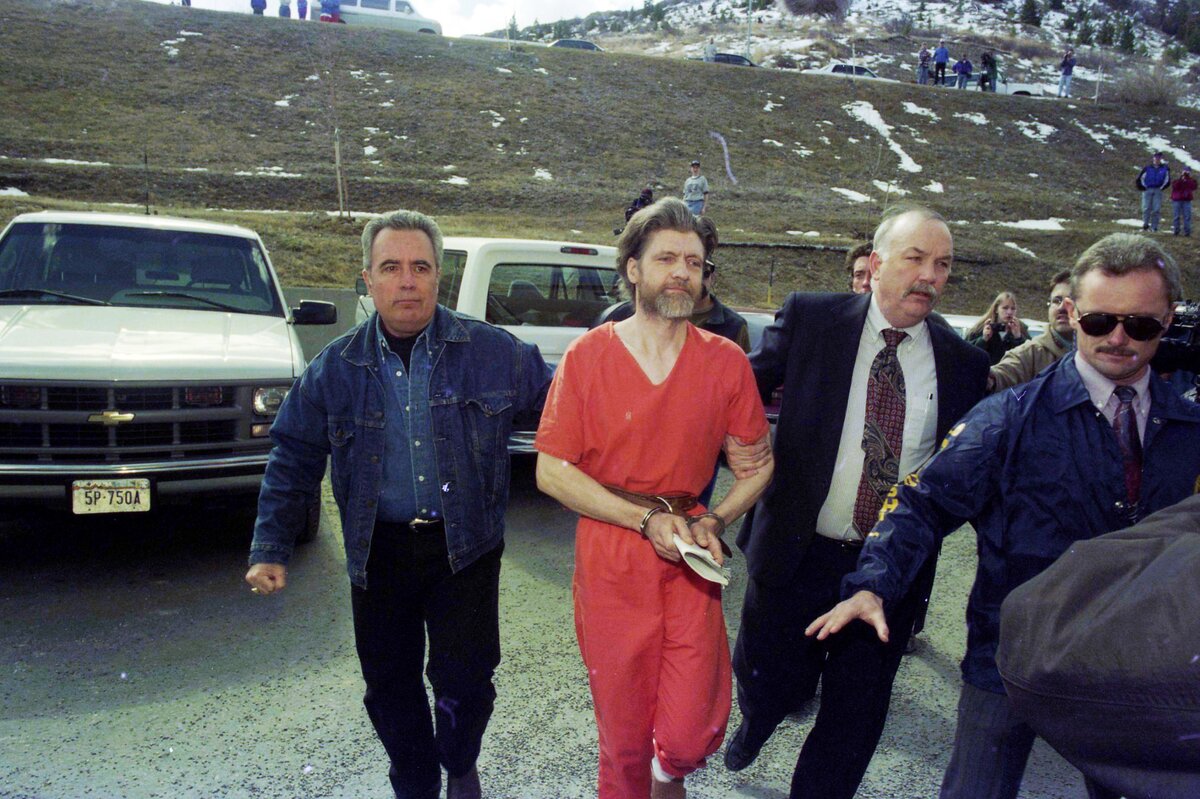 Theodore „Ted” Kaczynskit (narancssárga ruhában) szövetségi rendőrbírók kísérik a vád alá helyezéséhez, Helena, Montana, 1996. április 4. Letartóztatták az „Unabomber” robbantásokkal és a robbantások által okozott halálesetekkel kapcsolatban.