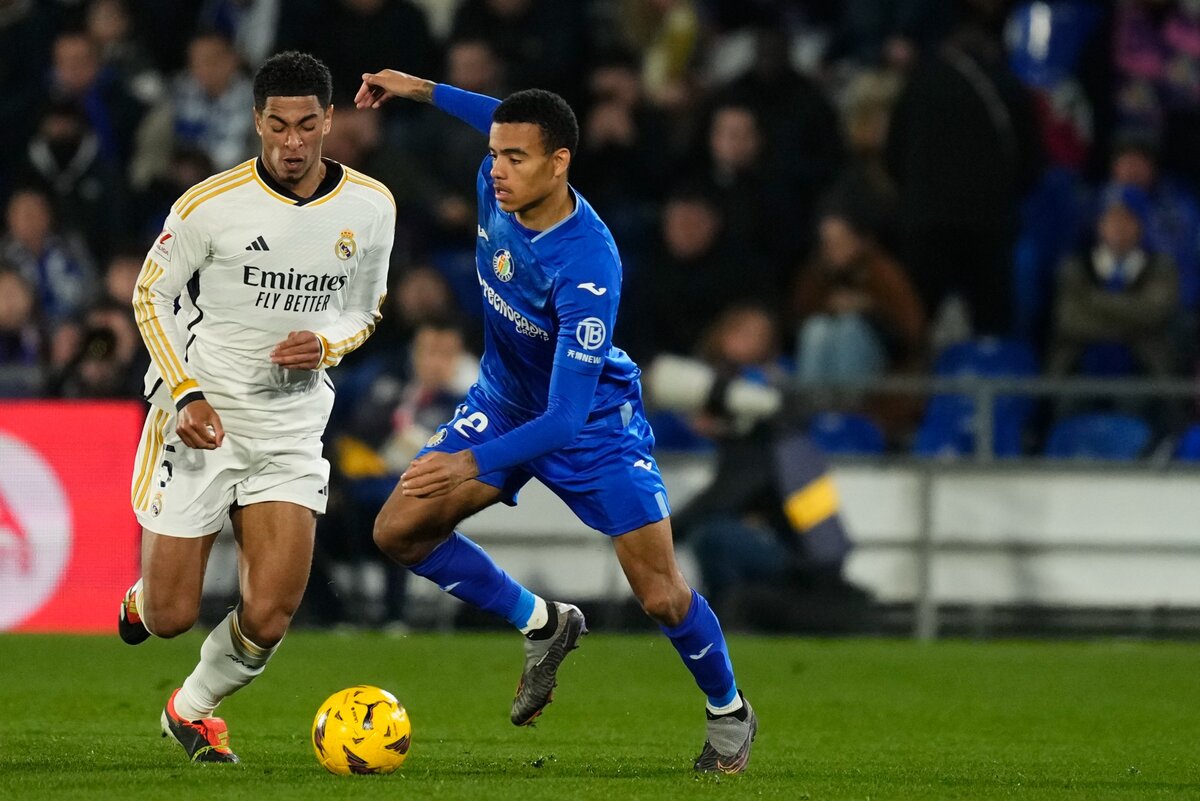 Jude Bellingham és Mason Greenwood csap össze a labdáért a február 1-jei Getafe–Real Madrid rangadón