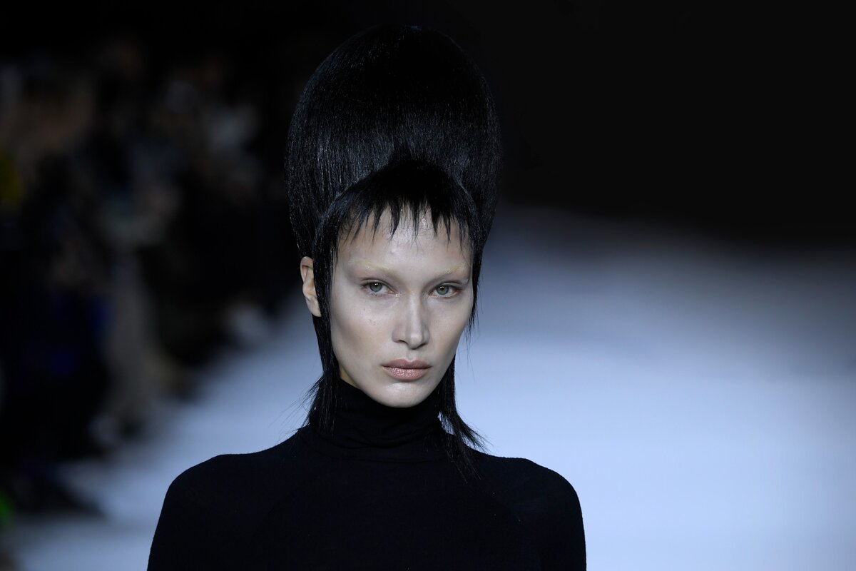 Bella Hadid sétál a kifutón Haider Ackermann bemutatóján a Párizsi Divathét női divatbemutatója keretében a 2020/2021-es őszi/téli divathét keretében 2020. február 29-én, Párizsban, Franciaországban. (Fotó: )