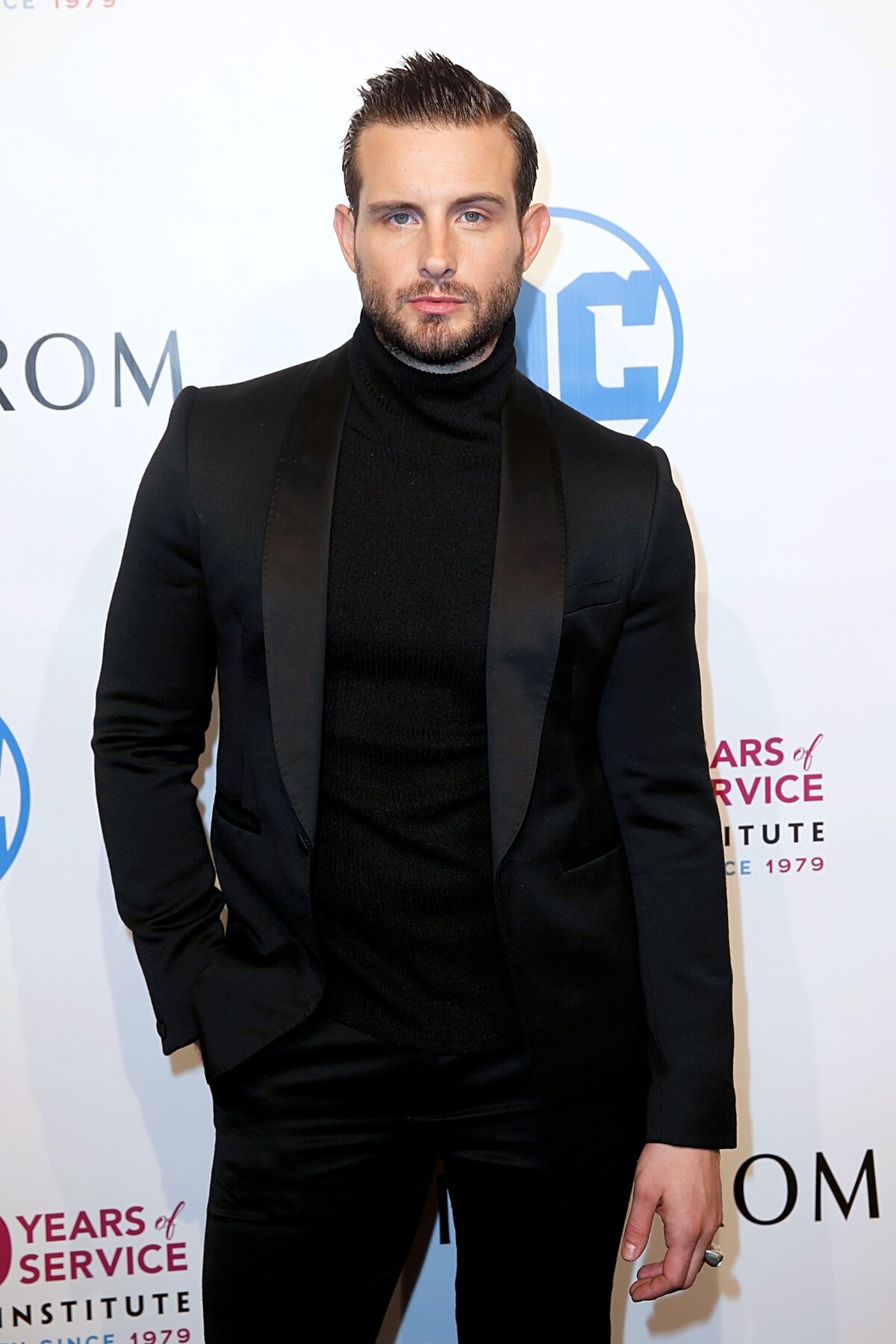 Nico Tortorella amerikai színész, rendkívül férfias megjelenése ellenére is, bármi meglepő, de nem bináris.