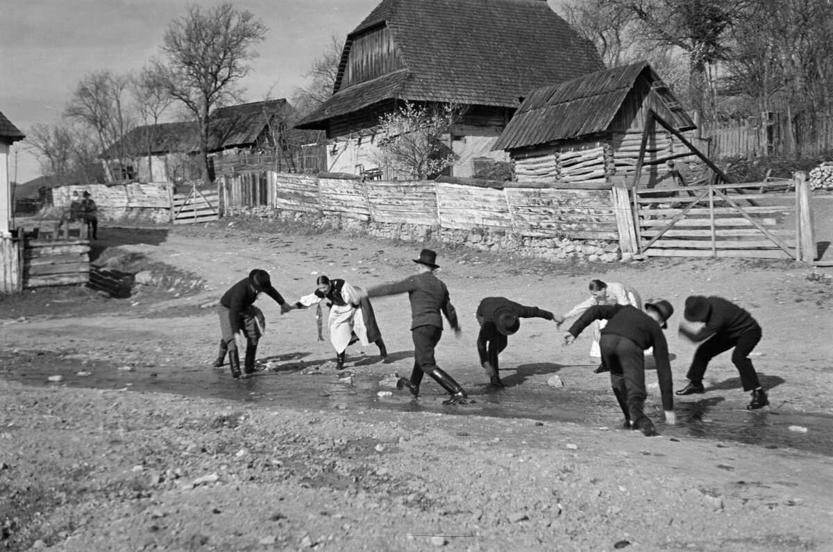 Húsvéti locsolkodás az erdélyi Körösfőn, 1944-ben