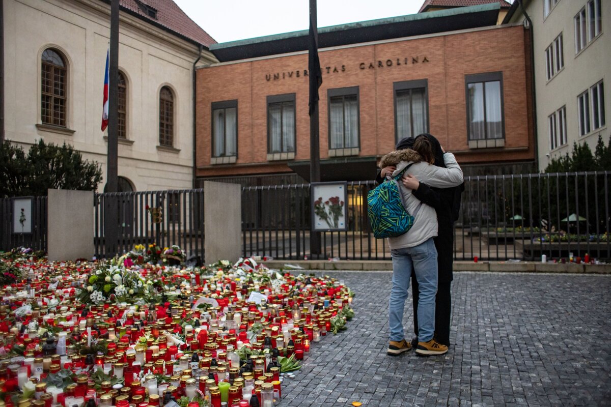 Gyászolók a prágai Károly Egyetemen történt lövöldözés helyszínén.