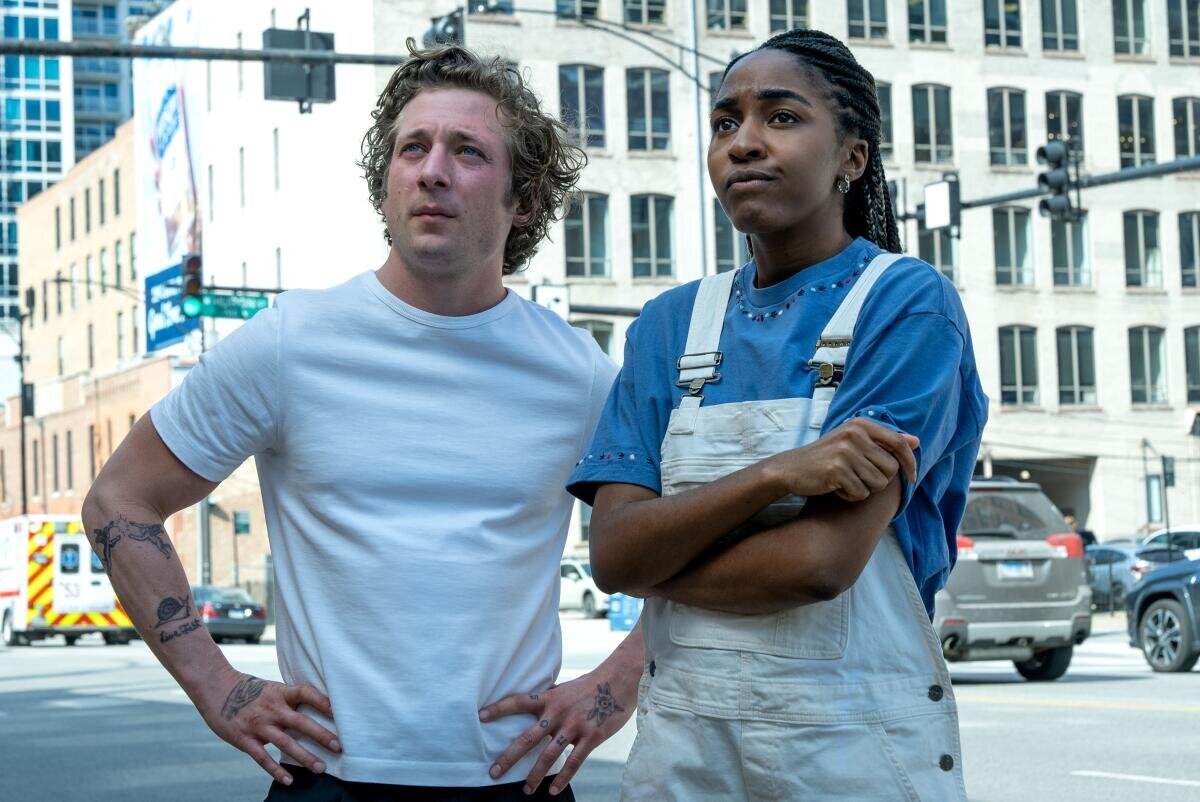 Jeremy Allen White és Ayo Edebiri "A mackó" című sorozatban