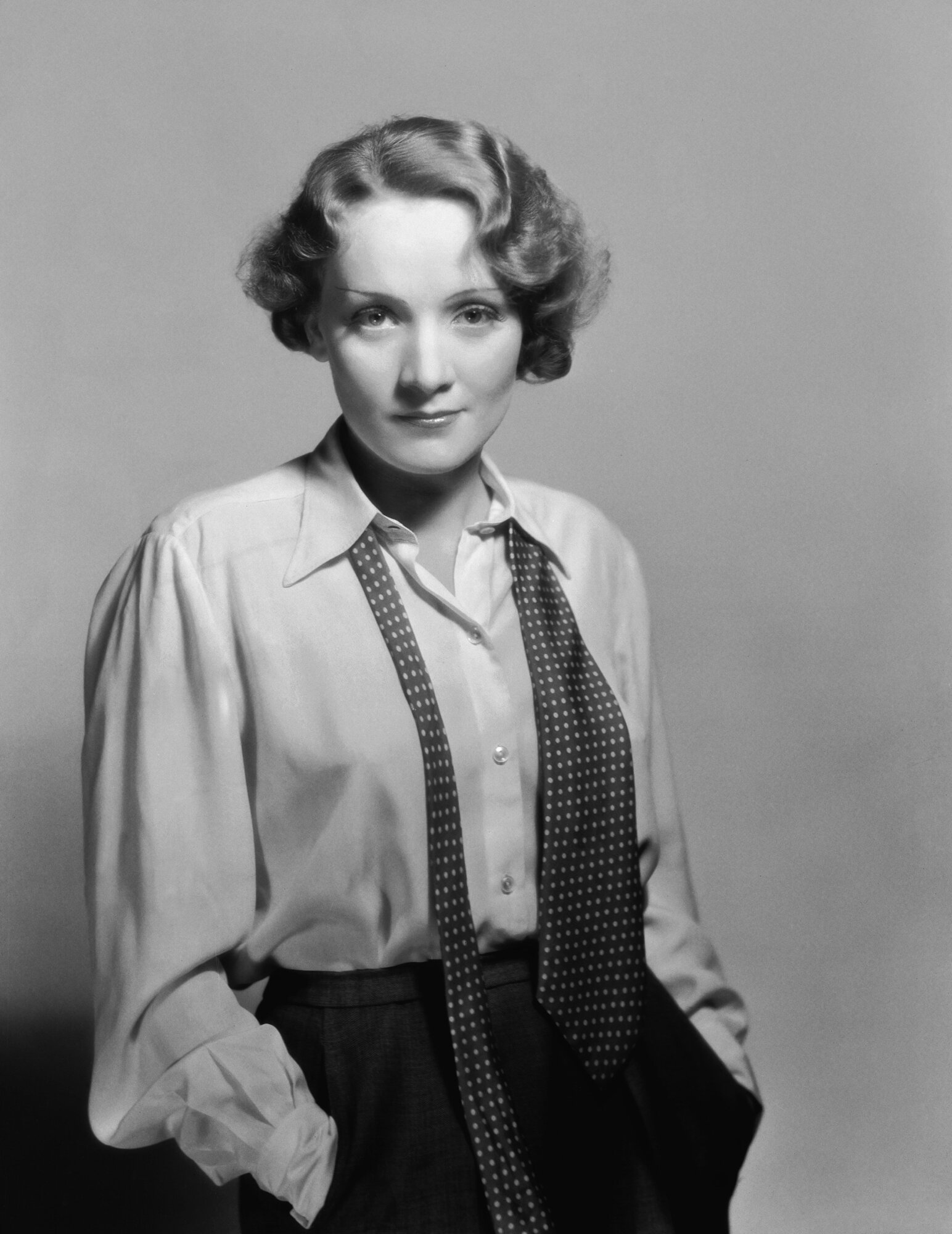 Marlene Dietrich ingben és laza nyakkendőben. 