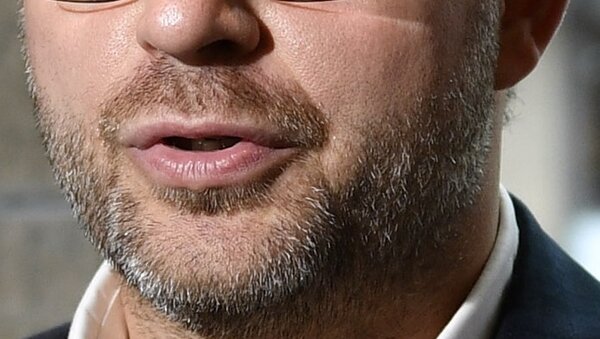 Bár komolyabb bajuszt és szakállat még nem növesztett (legalábbis azóta, hogy aktív politikai szereplő), az ő borostáját is többször láthattuk mr